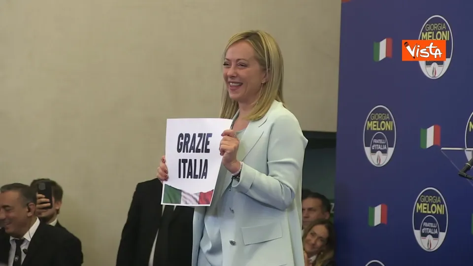 Giorgia Meloni canta “A mano a mano” di Rino Gaetano al termine del comitato elettorale (VIDEO)