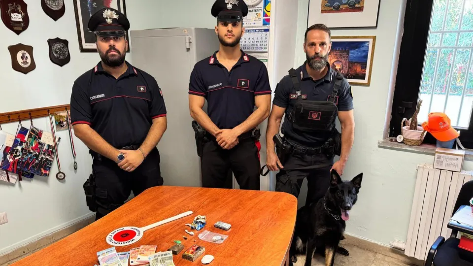 Isola Capo Rizzuto, arrestato 18enne con hashish e cocaina
