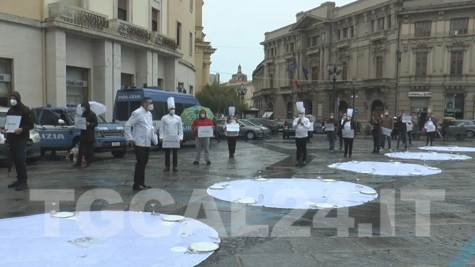 VIDEO | Catanzaro, i ristoratori in piazza ribadiscono il no alla chiusura alle ore 18 dei locali