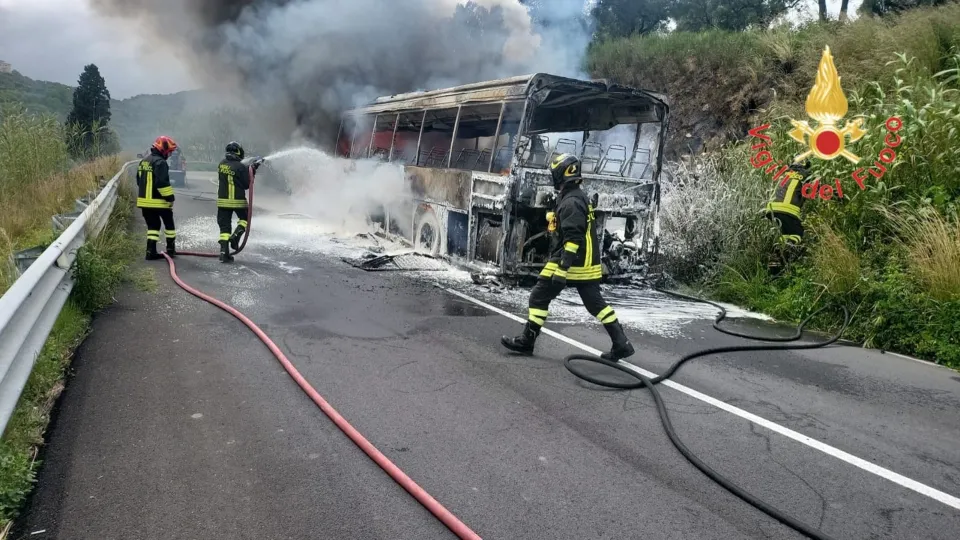 A fuoco autobus nel Catanzarese: l'intervento del conducente evita il peggio