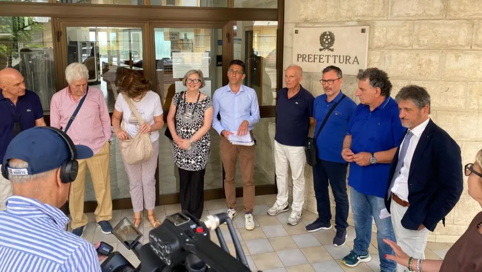 Bonifica: il comitato 'Fuori i veleni' consegna le firme in prefettura