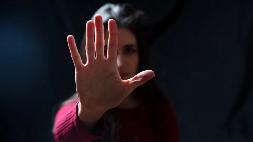 Violenza di genere: il 29% dei ragazzi convinto che sia la donna a provocare