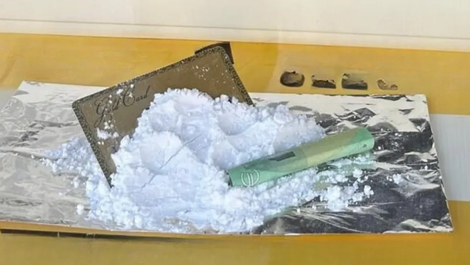Vetrina shock in un negozio del Catanzarese: un kit per l’uso di cocaina