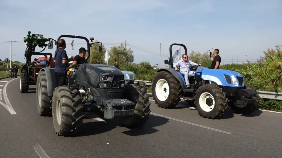 Protesta degli agricoltori nel Lametino, il presidio non si ferma