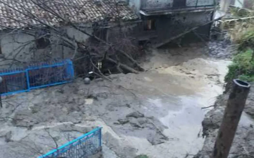 Rota Greca, smottamento minaccia le case: evacuate 50 persone (Foto)