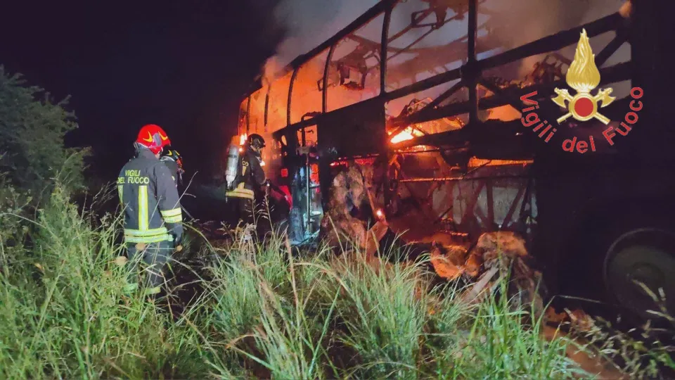 Soverato, autobus scuola guida in fiamme sulla SS182: illesi istruttore e allievo