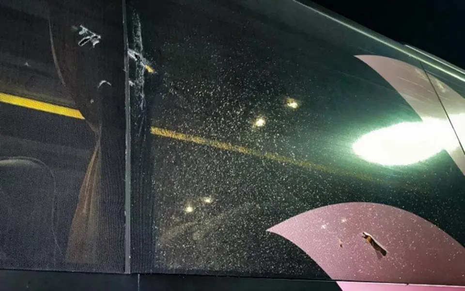 Catanzaro, identificati i due uomini che hanno danneggiato il pullman del Palermo calcio con la squadra a bordo
