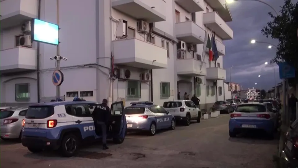 Palmi, anziano segregato e maltrattato: arrestata la figlia e il genero
