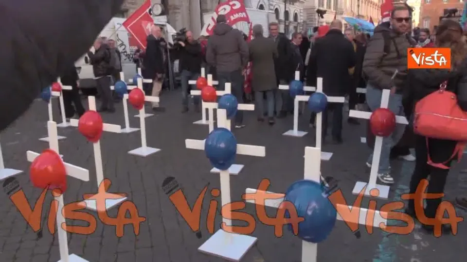 Crollo di Firenze, le croci piantate in piazza durante la manifestazione di Cgil e Uil