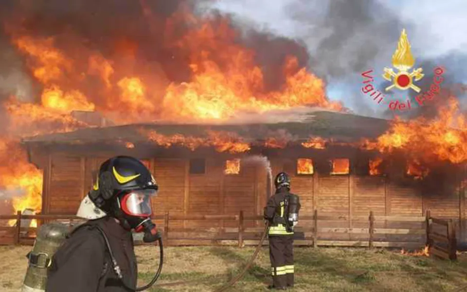 In fiamme due attività balneari a Squillace Lido ed Isca Marina