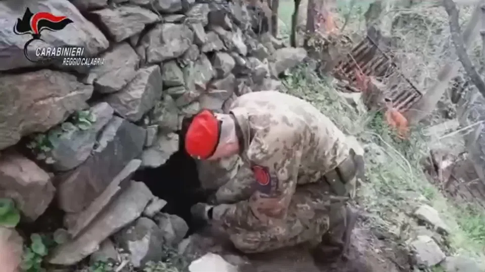 Scoperto un nuovo bunker nella Locride: l'accesso nascosto da un blocco di cemento (VIDEO)