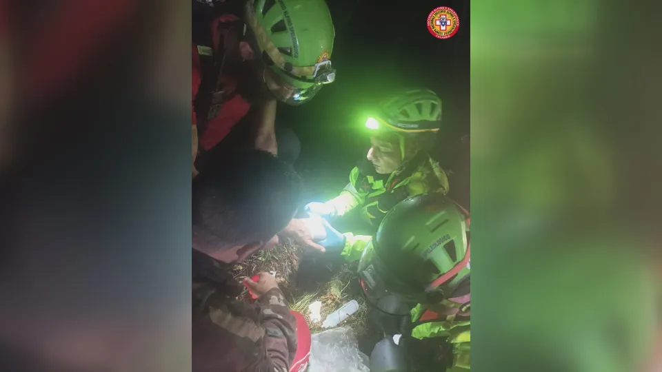 Un masso gli schiaccia la mano e rimane ferito durante un'escursione: salvato 41enne
