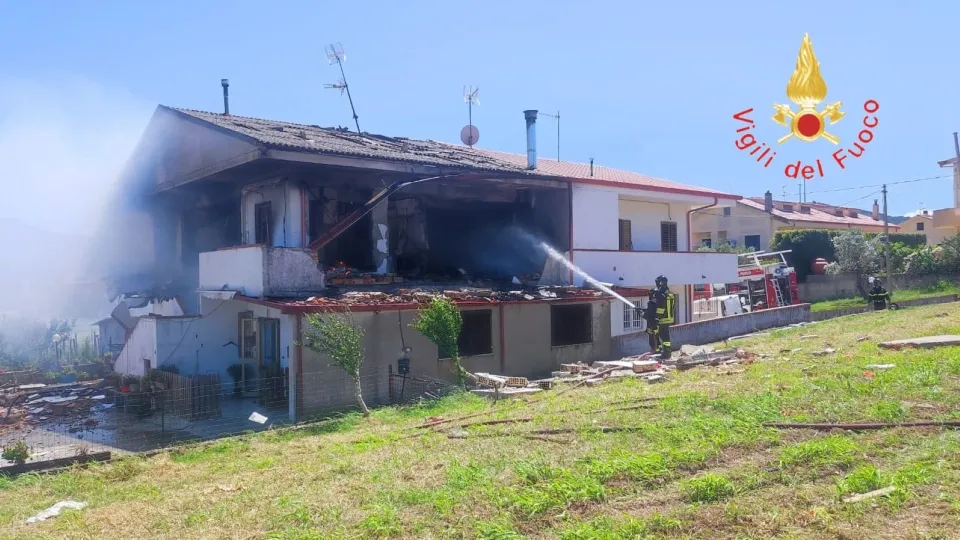Esplosione in una villetta a Settingiano, c'è un ferito