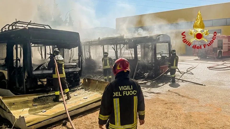 Esplosione nell'azienda di trasporto urbano di Cosenza: ferito gravemente dipendente