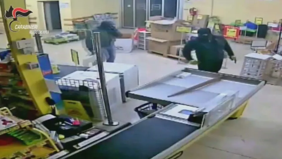 Operazione “Banda del buco”: arrestate 7 persone nel Reggino per furti in case e negozi (VIDEO)