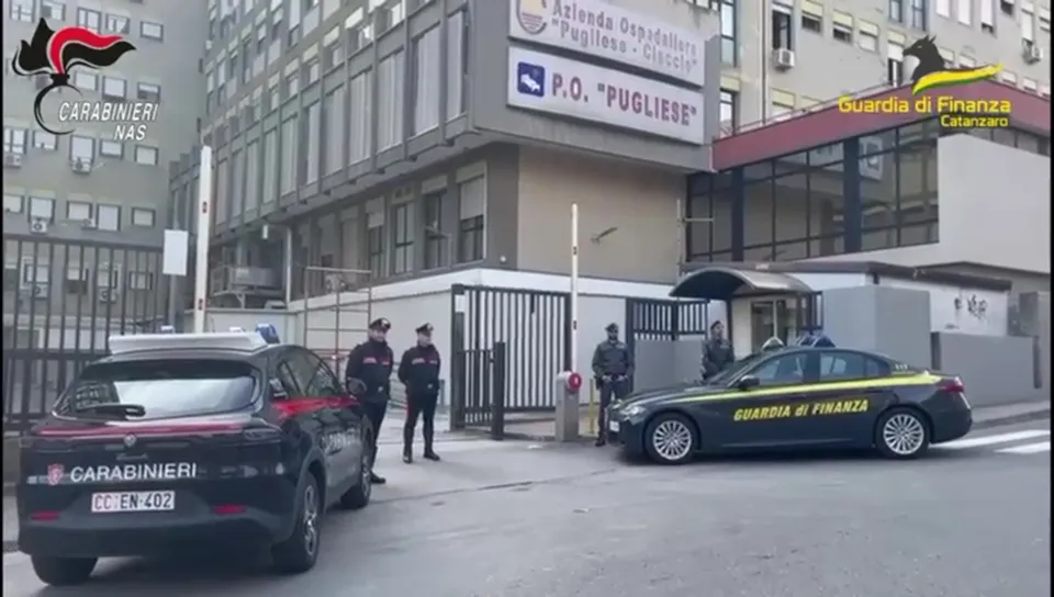 Peculato e truffa: sospesi un medico e due infermieri della "Dulbecco"