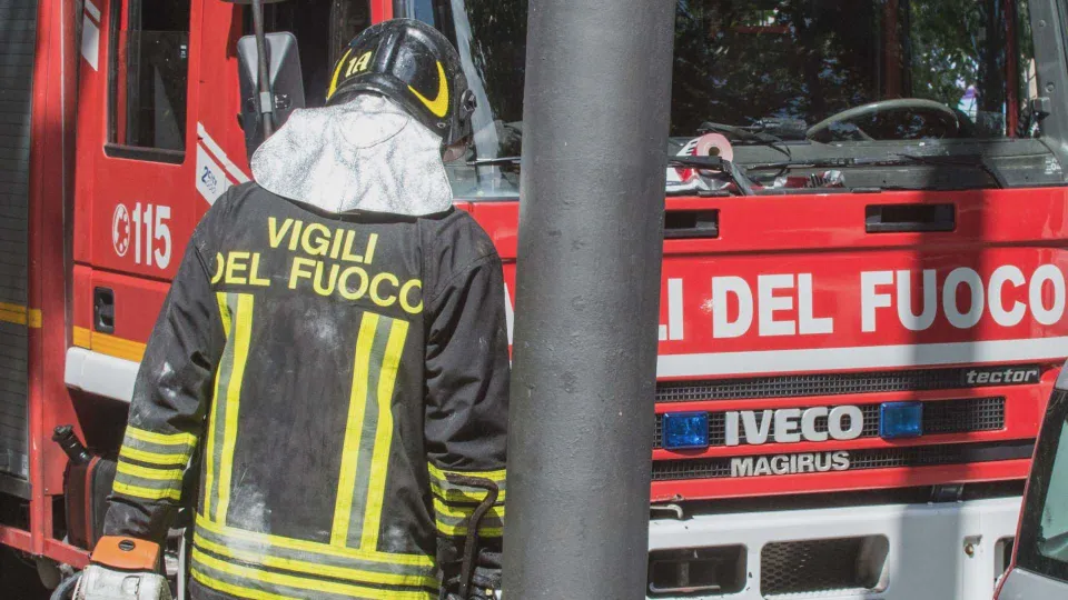 Incendio a Lamezia Terme, in fiamme pneumatici e materiale vario