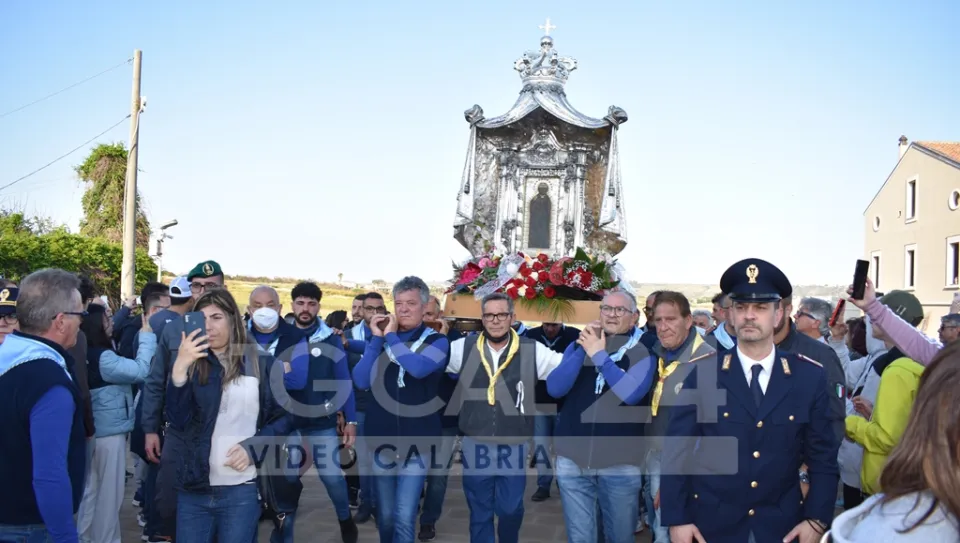 GLI SPECIALI DI VIDEO CALABRIA | Dalle tenebre alla luce: Crotone accompagna Maria a Capocolonna (video)