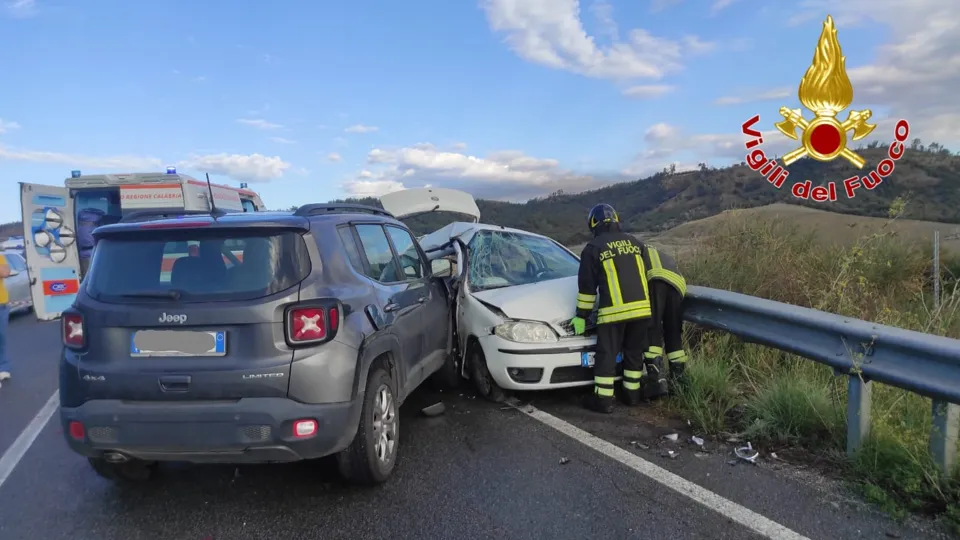 Incidente automobilistico nel Crotonese: c'è una vittima