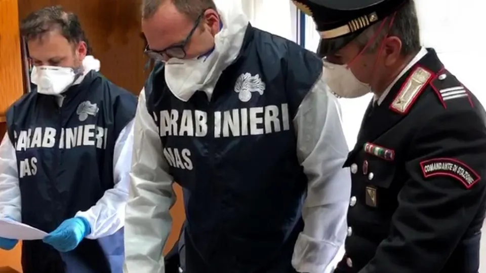 Scoperto falso medico con ambulatorio abusivo a Reggio: chiuse le indagini per un 46enne