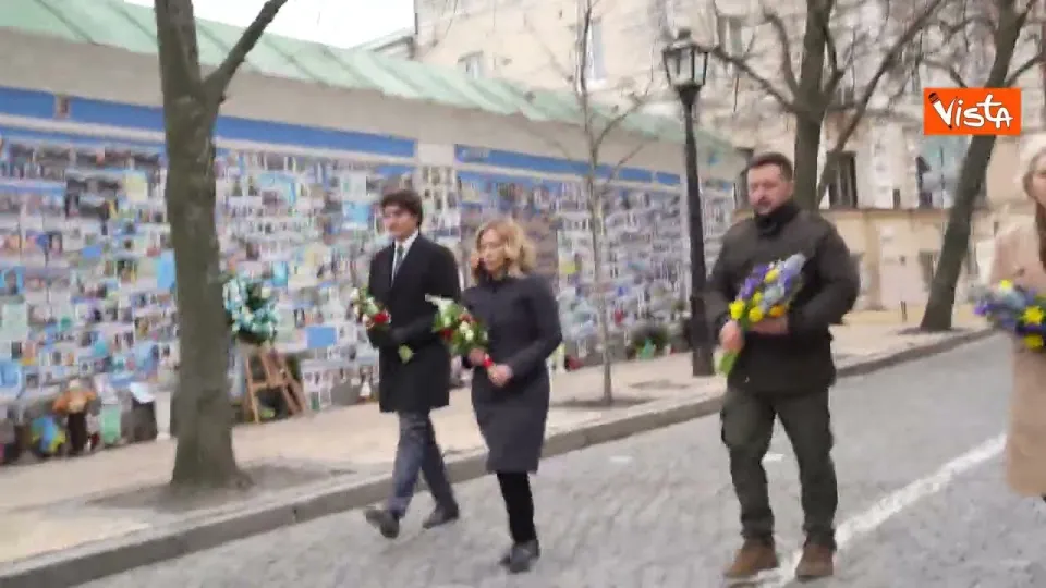 L'omaggio di Meloni, von der Leyen e Zelensky al muro dei caduti in Ucraina