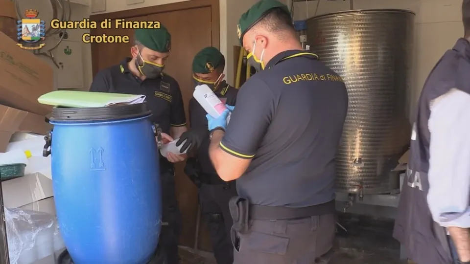 Frode, vendeva prodotto chimico come sanificante: sequestri in tutta Italia (VIDEO)