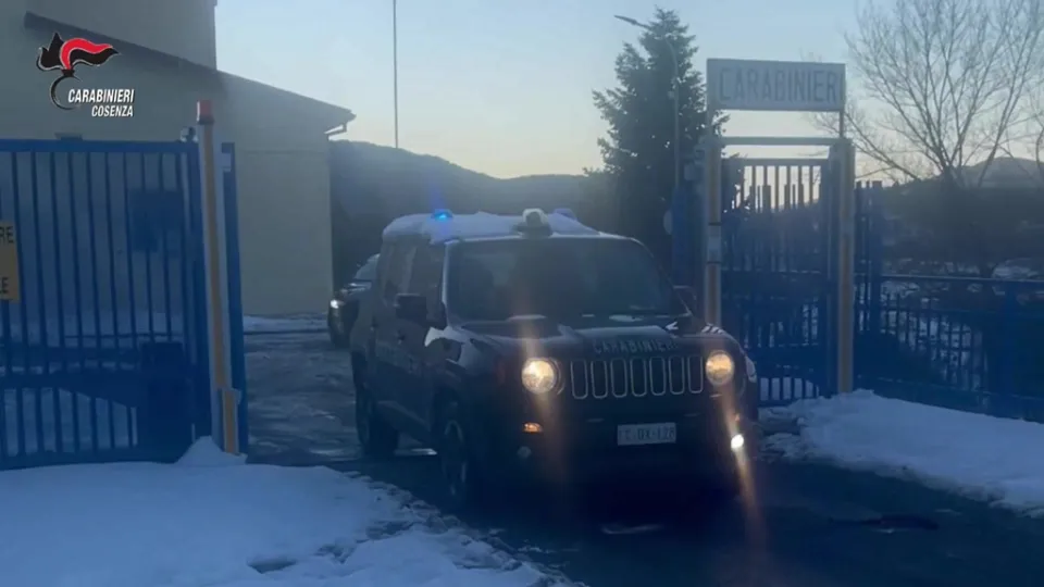 Violenza sessuale su due minori, arrestate tre persone nel Cosentino: coinvolti i genitori